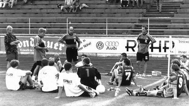 Adi Pinter hat die Weismainer Mannschaft 1999 um sich geschart. Den Abstieg aus der Regionalliga konnte er mit ihr nicht verhindern. Foto: BR-Archiv