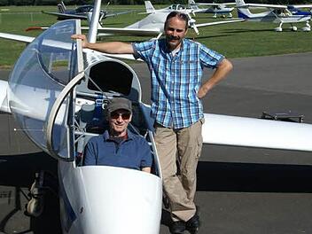 Michael Hanft freut sich mit seinem Fluglehrer Patrick Kneier (r.) überseinen ersten erfolgreichen Alleinflug. Foto: Matthias Albert