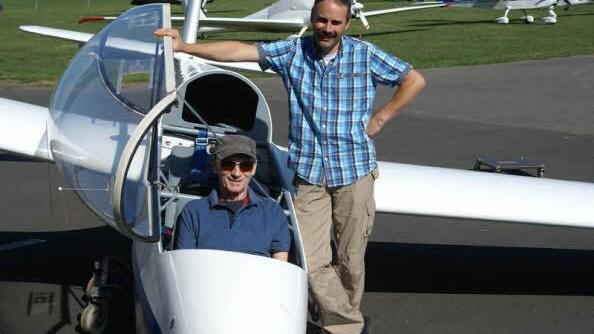 Michael Hanft freut sich mit seinem Fluglehrer Patrick Kneier (r.) überseinen ersten erfolgreichen Alleinflug. Foto: Matthias Albert