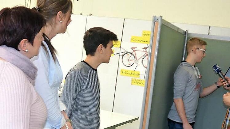 In einem improvisierten kleinen Tonstudio (r.) spricht Nico aus Haßlach/Teuschnitz unter fachmännischer Begleitung von Farsin Behnam (BR) seine Geschichte, die für den Film aufgenommen wird, ins Micro. Foto: eh