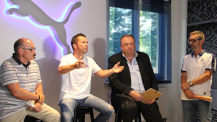 Mit Helmut Fischer von Puma (li.) und Rudi Litz (re.) spielte Matthäus einst zusammen.