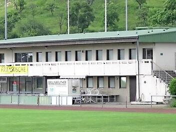 Das Hauptgebäude auf der Königsberger Sportanlage muss saniert werden. Die Mitglieder des TV stimmten für das Projekt.  Foto: Gerold Snater