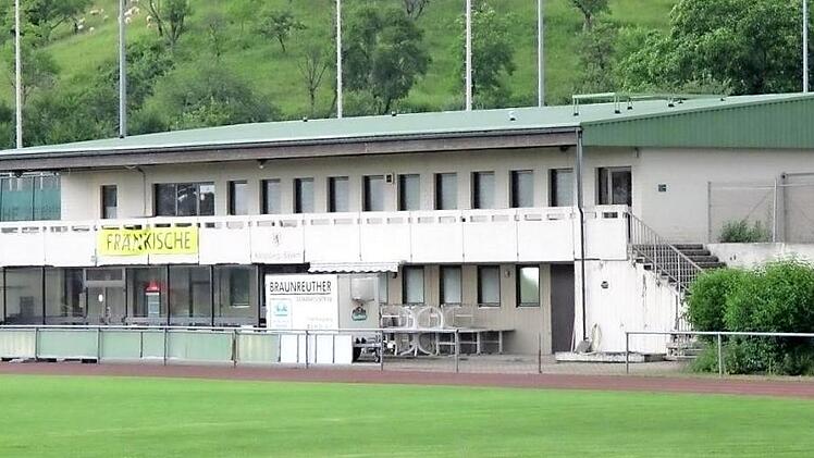 Das Hauptgebäude auf der Königsberger Sportanlage muss saniert werden. Die Mitglieder des TV stimmten für das Projekt.  Foto: Gerold Snater