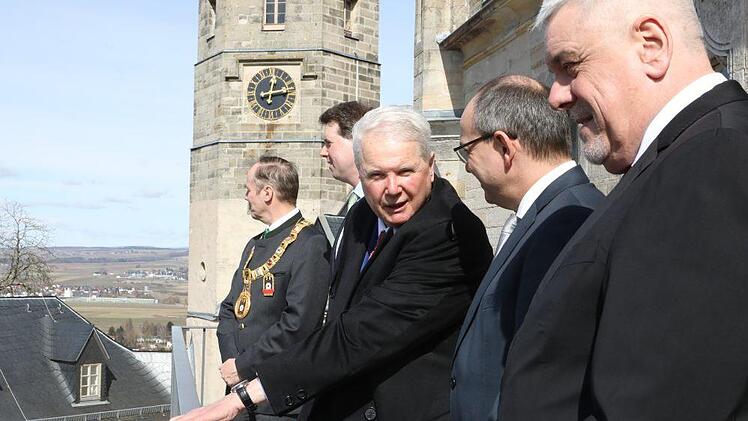 Die Prominenz hörte von oben zu. Foto: Barbara Herbst