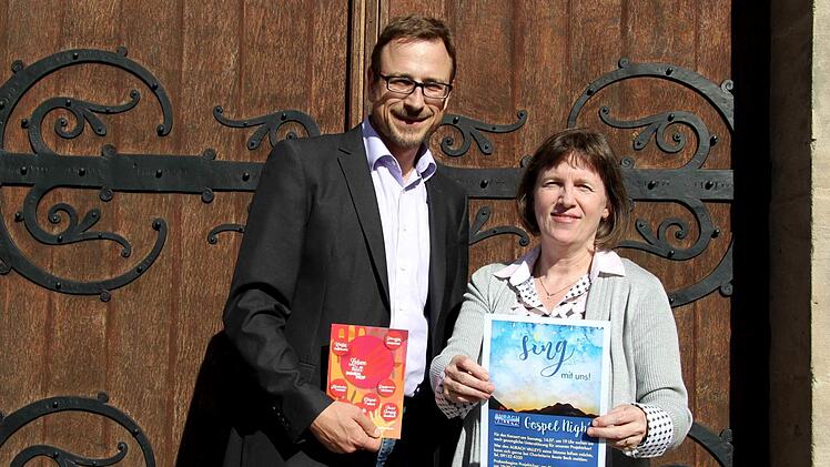 Pfarrer Peter Söder und Chorleiterin Beate Beck werben für das Gospelprojekt. Foto: Richard Sänger