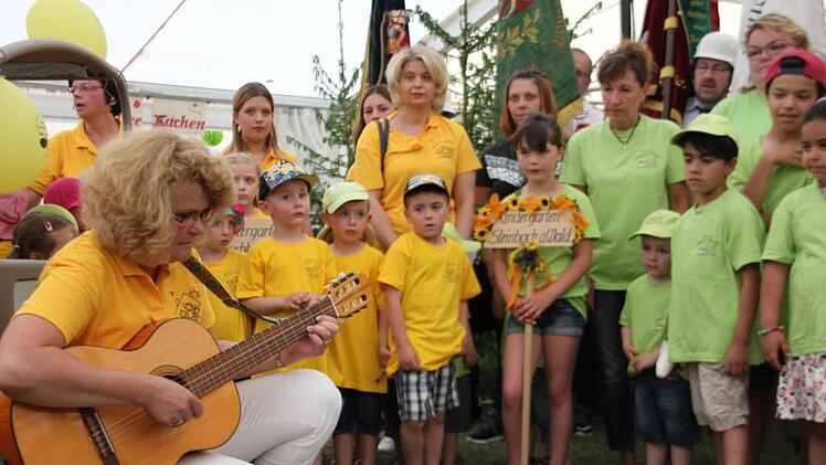 Kindergartenkinder heißen die Gäste willkommen Foto: Veronika Schadeck