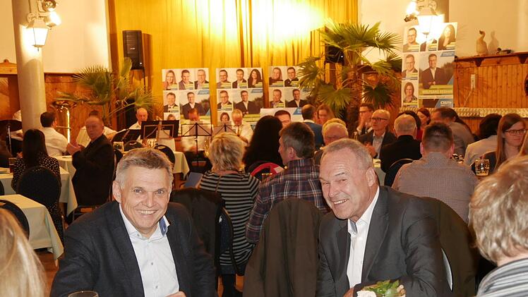 von rechts: Neustadts amtierender OB Frank Rebhan und der  Sonneberger Amtskollege Dr. Heiko Voigt wurden herzlich willkommen  geheißen.       Foto: Manja von Nida