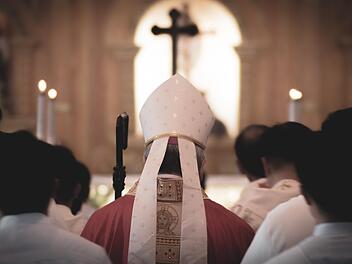 Sexueller Missbrauch: Kirche hilft Priester aus Franken bei Flucht - nach Rückkehr wird er zum Altenheim-Täter