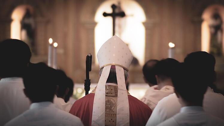 Sexueller Missbrauch: Kirche hilft Priester aus Franken bei Flucht - nach Rückkehr wird er zum Altenheim-Täter