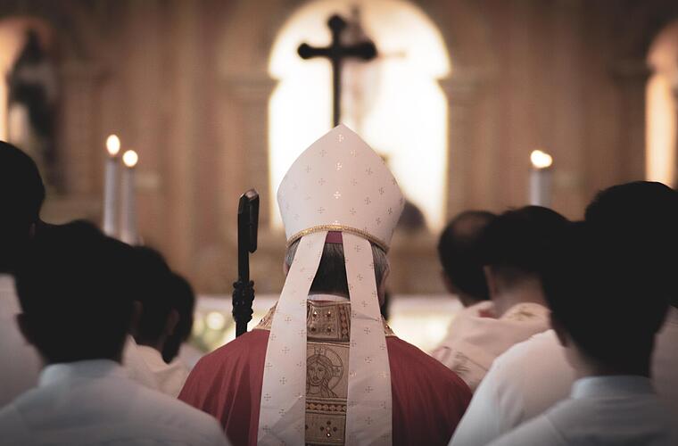 Schwabach: Kirche hilft Missbrauchspfarrer aus Franken bei Flucht - dann wird er zum Altenheim-Täter