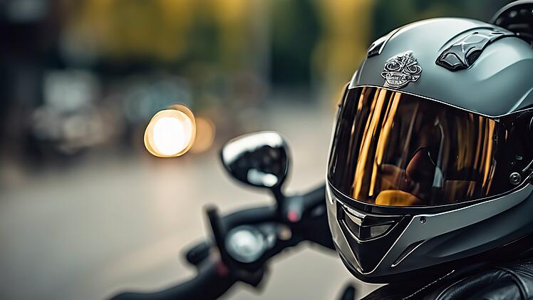 Polizisten "Kopfstoß" mit Helm verpasst: Rollerfahrer flüchtet vor Kontrolle in Coburg