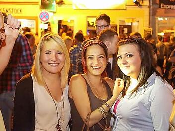 Bei ihrem Streifzug durchs Festgebiet freuen sich die Polizisten Gerald Storath (l.) und Werner Waßmann über jede nette Abwechslung: Die drei jungen Kerwa-Besucherinnen wollten sich unbedingt mit den freundlichen Beamten fotografieren lassen.  Fotos: RiegerPress