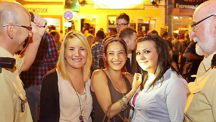 Bei ihrem Streifzug durchs Festgebiet freuen sich die Polizisten Gerald Storath (l.) und Werner Waßmann über jede nette Abwechslung: Die drei jungen Kerwa-Besucherinnen wollten sich unbedingt mit den freundlichen Beamten fotografieren lassen.  Fotos: RiegerPress