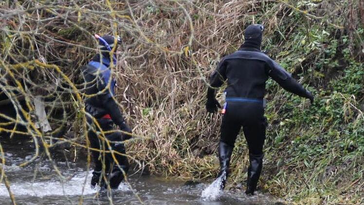 Suche im Flachwasserbereich der  Saale bei Untereschenbach.