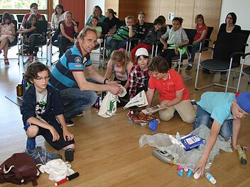 Auch wenn die Kinder schon viel über Mülltrennung wussten: Abfallberater Detlef Zenk hatte immer noch einige Neuigkeiten für sie parat. Fotos: Sonja Adam