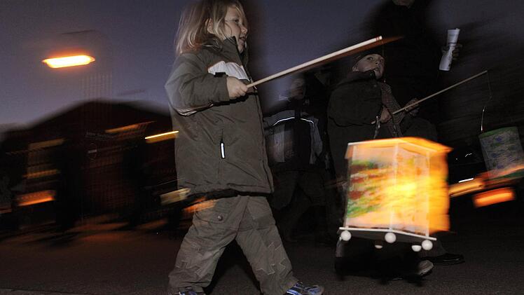 Kinder bei einem Laternenumzug an Sankt Martin. Foto: Archiv/dpa