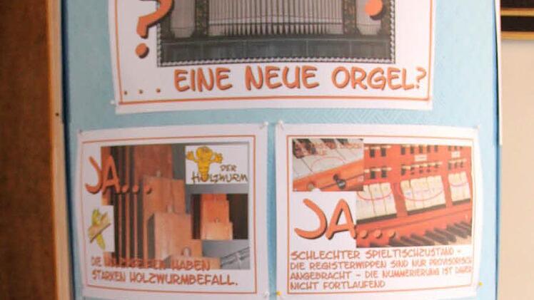 Auf eienr Litfasssäule wurden die mängel des alten Instruments aufgeführt.