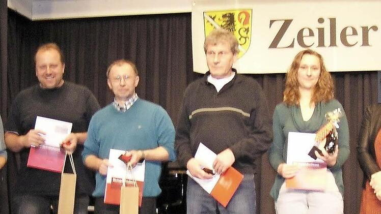 Sie haben Blut gespendet und wurden dafür ausgezeichnet. Matthias Popp vom Roten Kreuz (links) und Bürgermeister Thomas Stadelmann (rechts) würdigten die Leistung der Blutspender.  Fotos: Wolfgang Ortloff (drei)