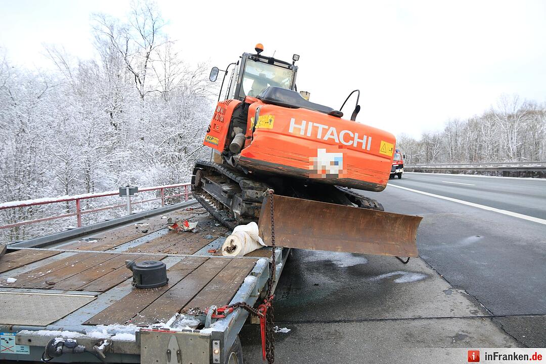 Lkw-Unfall auf A70: Bagger kippt auf Fahrbahn