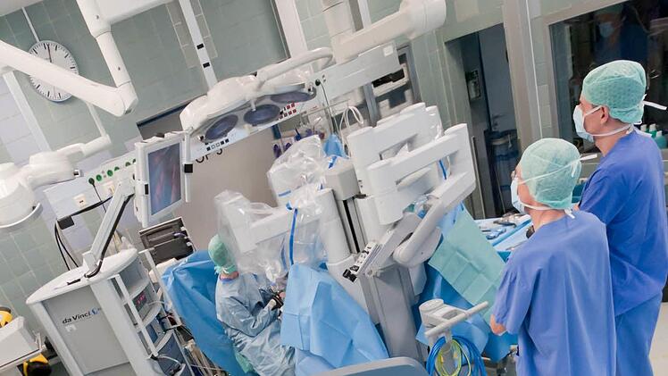 Hier sehen Sie eine Operation mit unserem Da-Vinci-OP-Roboter Foto: Uniklinik