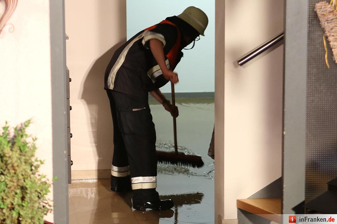 Unwetter in Mittelfranken: Überschwemmung, Blitzschlag, Straßenschäden