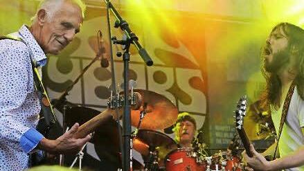 Auch er ein Altmeister: Colin Hodgkinson (li.) am Bass im Duell mit Bonfanti. Im Hintergrund Schlagzeuger Ric Lee