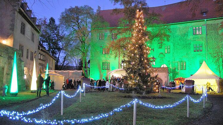 Das Aschacher Schloss zur Schlossweihnacht.  Foto: Sigismund von Dobschütz