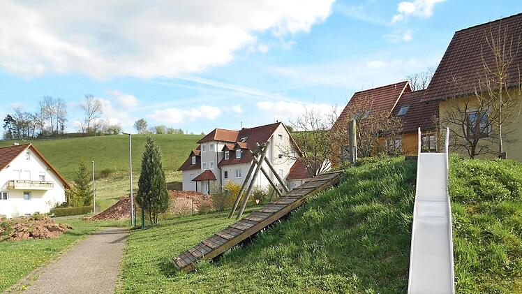 Der Spielplatz in der Abt-Montag-Straße wird nicht mehr stark genutzt, weswegen auch nichts mehr investiert wird. Foto: Walter Hanslok