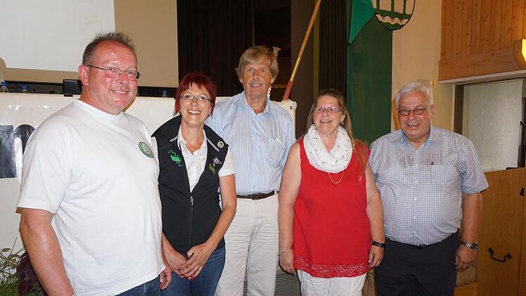 Ehrungen für die aus dem Hauptvorstand ausscheidenden Mitglieder. Thomas Hammelmann (von links), Manuela Baumbach, Jürgen Rümann, Edith Zink und Rhönklub-Präsident Jürgen Reinhardt. Foto: Marion Eckert