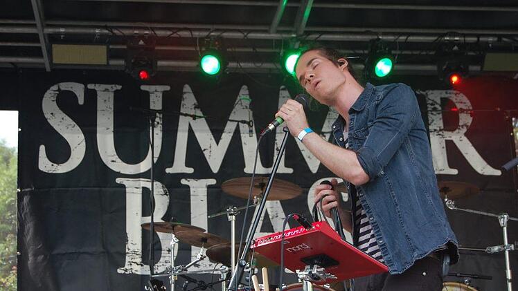Ausgefallener hätte der Opener des Summerblast Festivals nicht sein können: die Coburger Formation HeToldMeTo alias Sandro Weich überzeugte mit einer One-Man-Show irgendwo zwischen Indie und Pop! Foto: Rolf Krebs