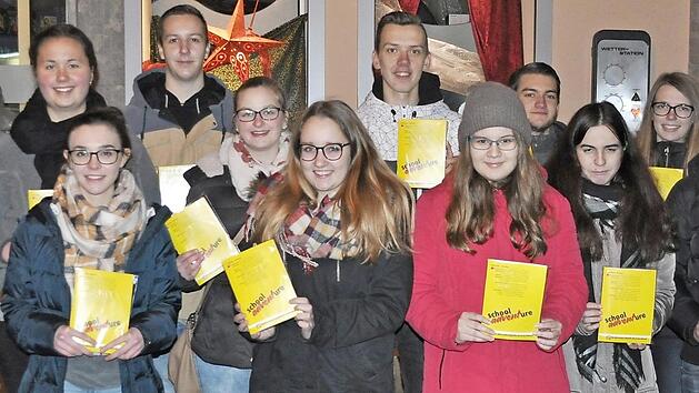 Vor dem Schaufenster der L&ouml;wen-Apotheke pr&auml;sentierten die Sch&uuml;ler des Frankenwald-Gymnasiums ihren etwas anderen Adventskalender (v. l.): Seminarleiter Matthias Simon, die Sch&uuml;ler des P-Seminars und Michael Spoerl (L&ouml;wen-Apotheke). Foto: Matthias Schneider