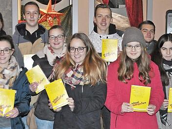 Vor dem Schaufenster der Löwen-Apotheke präsentierten die Schüler des Frankenwald-Gymnasiums ihren etwas anderen Adventskalender (v. l.): Seminarleiter Matthias Simon, die Schüler des P-Seminars und Michael Spoerl (Löwen-Apotheke). Foto: Matthias Schneider