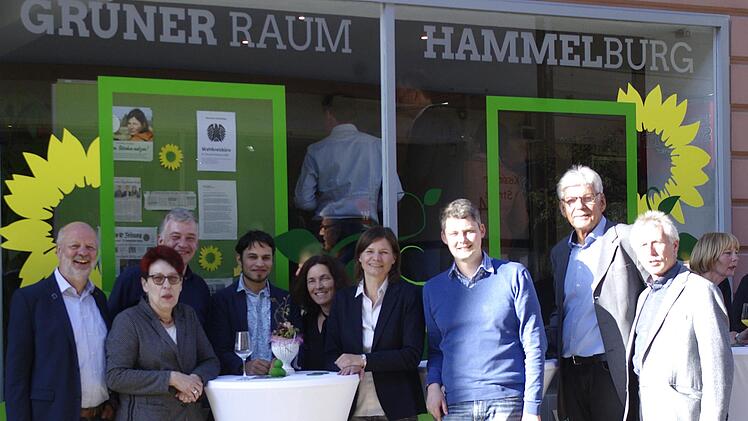 Mit dem Wahlkreisbüro "Grüner Raum" hat Bundestagsabgeordnete Manuela Rottmann (4. von rechts) eine Anlaufstation für die Bürger der Region geschaffen. Winfried Ehling