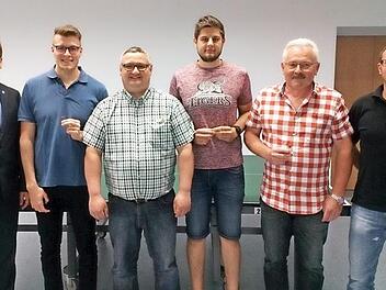 Beim TTC Au wurde Thomas Feick (Dritter von links) wieder zum Ersten Vorsitzender gewählt und auch für 40 Jahre Vereinstreue ausgezeichnet. Mit im Bild (von links) Bürgermeister Bernd Rebhan, der geehrte und wiedergewählte Schriftführer Maximilian Wenicker, der geehrte Unterkassierer Fabian Murrmann, der geehrte Hauswart Günter Dresel und stellvertretender Vorsitzender Christian Wagner.  Foto: Hans Franz