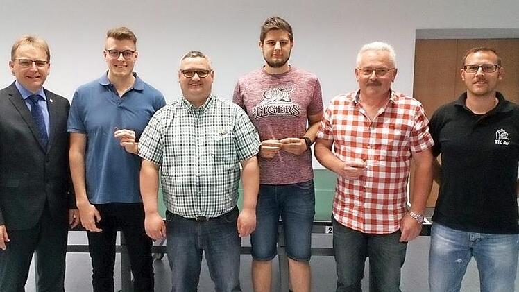 Beim TTC Au wurde Thomas Feick (Dritter von links) wieder zum Ersten Vorsitzender gewählt und auch für 40 Jahre Vereinstreue ausgezeichnet. Mit im Bild (von links) Bürgermeister Bernd Rebhan, der geehrte und wiedergewählte Schriftführer Maximilian Wenicker, der geehrte Unterkassierer Fabian Murrmann, der geehrte Hauswart Günter Dresel und stellvertretender Vorsitzender Christian Wagner.  Foto: Hans Franz