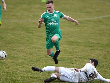Beim 1:0-Sieg gegen Eintracht Bamberg mit Marco Schmitt (am Boden) waren die Neudrossenfelder um Hannes Greef obenauf. Gegen den SC Großschwarzenlohe soll das auch so sein.  Foto: Peter Mularczyk