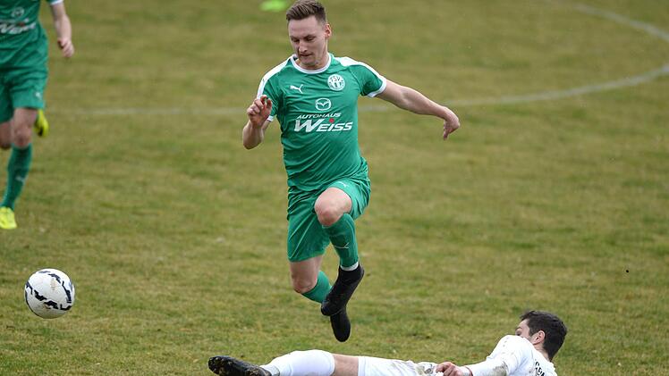 Beim 1:0-Sieg gegen Eintracht Bamberg mit Marco Schmitt (am Boden) waren die Neudrossenfelder um Hannes Greef obenauf. Gegen den SC Großschwarzenlohe soll das auch so sein.  Foto: Peter Mularczyk