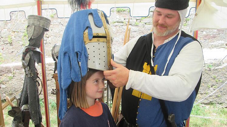 Einen Topf-Helm stülpt Ritter Kai der etwas skeptischen Knappin über. Winfried Ehling