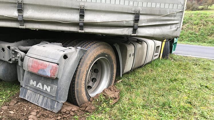 Zwischen Euerdorf und Sulzthal hat am Montagvormittag ein Lkw-Fahrer seinen Laster im Feld neben der Straße festgefahren. Foto: Ralf Ruppert