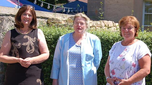 Rektorin  Ulrike Freifrau von und zu der Tann verabschiedete mit Dagmar Mayer-Balling (links) und Doris Beck (rechts) zwei "Lehrerinnen mit Haut und Haaren". Beide werden im kommenden Schuljahr nicht nur den Sch&uuml;lern der Freiherr-von-Lutz-Mittelschule fehlen, sondern auch der gesamten Schulfamilie. Foto: Manfred Mellenthin