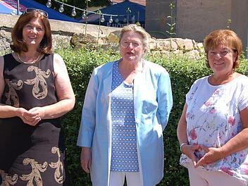 Rektorin  Ulrike Freifrau von und zu der Tann verabschiedete mit Dagmar Mayer-Balling (links) und Doris Beck (rechts) zwei "Lehrerinnen mit Haut und Haaren". Beide werden im kommenden Schuljahr nicht nur den Schülern der Freiherr-von-Lutz-Mittelschule fehlen, sondern auch der gesamten Schulfamilie. Foto: Manfred Mellenthin