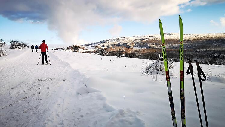 Am Arnsberg bis zum Kreuzbergsattel geht beides: Winterwandern und Langlauf mit Blick auf den verschneiten Kreuzberg.