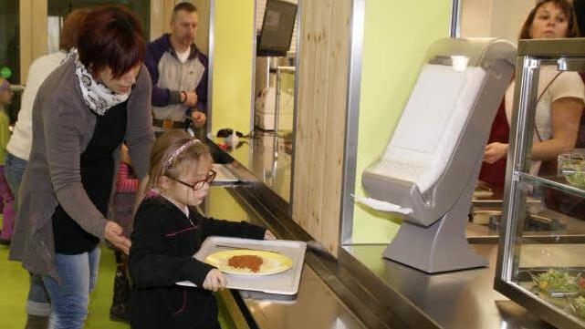 Die Lehrkräfte waren den Erstklässlern gestern noch behilflich, sich in der neuen Mensa am Schulzentrum Eltmann zurechtzufinden.