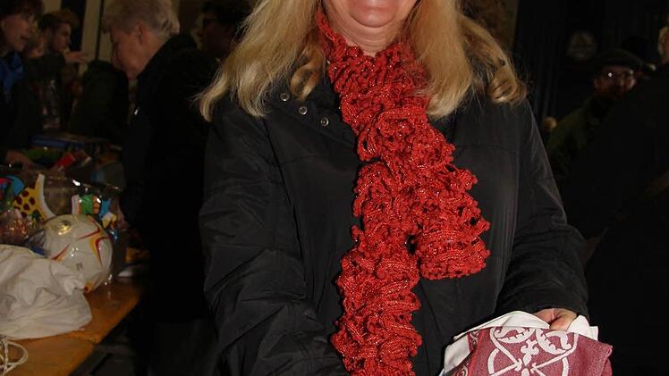 Monika Lederer (57) aus Stadtsteinach hat eine Tischdecke mit weinroter Bordüre gefunden - genau passend für ihr Esszimmer, freut sie sich.