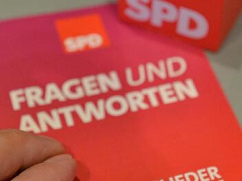 Auch die SPD-Mitglieder vom Kronacher Kreisverband müssen nun über den Koalitionsvertrag abstimmen. Die Stimmung bei den Sozialdemokraten ist gemischt.  Foto: Uli Deck/dpa