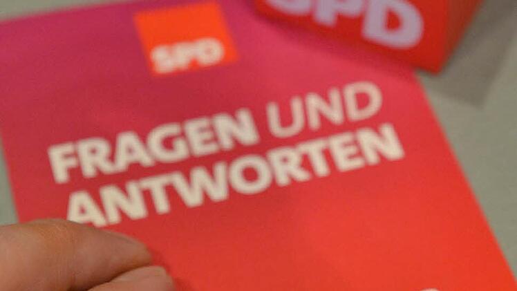 Auch die SPD-Mitglieder vom Kronacher Kreisverband müssen nun über den Koalitionsvertrag abstimmen. Die Stimmung bei den Sozialdemokraten ist gemischt.  Foto: Uli Deck/dpa