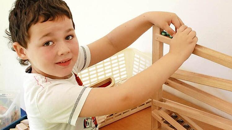 Daniel (5) spielt am liebsten mit der Murmelbahn. Er freut sich über mehr Platz und den neuen Turnraum. Fotos: Robert Huger