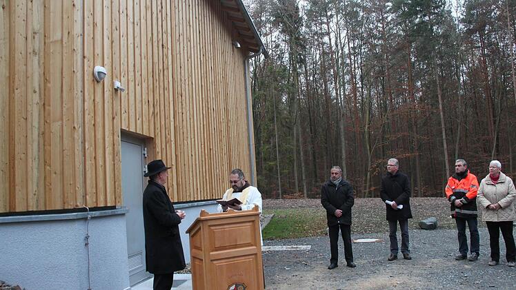 Pfarrer Jürgen Rix (links) und sein katholischer Amtsbruder Kosma Rejmer stellen den Hochbehälter unter den Schutz Gottes. Die Zeremonie verfolgen (von rechts) Dritte Bürgermeisterin Almut Schuhmann, Wassermeister Joachim Wilde, Diplom-Ingenieur Ralf Büntig und Bürgermeister Robert Hümmer. Foto: Stephan Stöckel