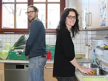 Saskia Kubik und David Stengel beim Zubereiten eines veganen asiatischen Gemüsegerichts. Foto: Helke Renner