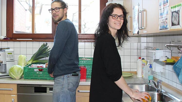Saskia Kubik und David Stengel beim Zubereiten eines veganen asiatischen Gemüsegerichts. Foto: Helke Renner